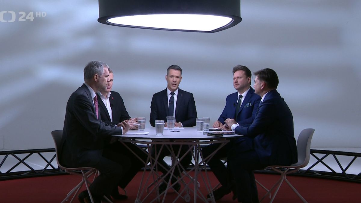 Příšerný formát a studio prázdné jako studentský byt. Náhrada Otázek Václava Moravce odborníky nenadchla